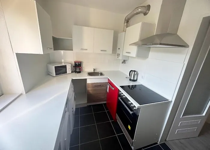 公寓 With Balcony In *